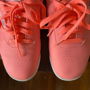 Women’s Reebok shoes. Hot pink Reebok classic size 9 1/2